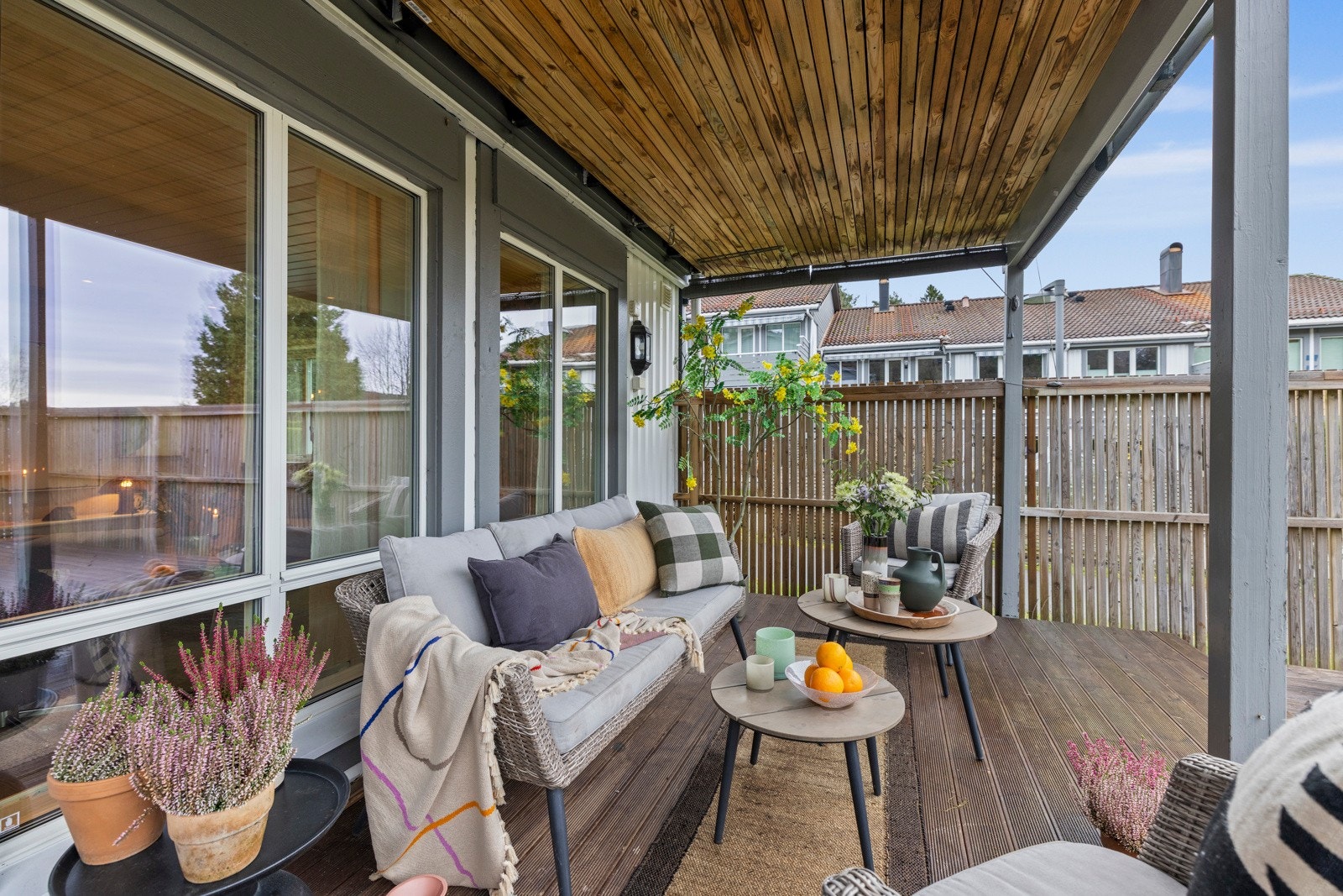 Her er det god plass til ønsket utemøblement. Galleribilde