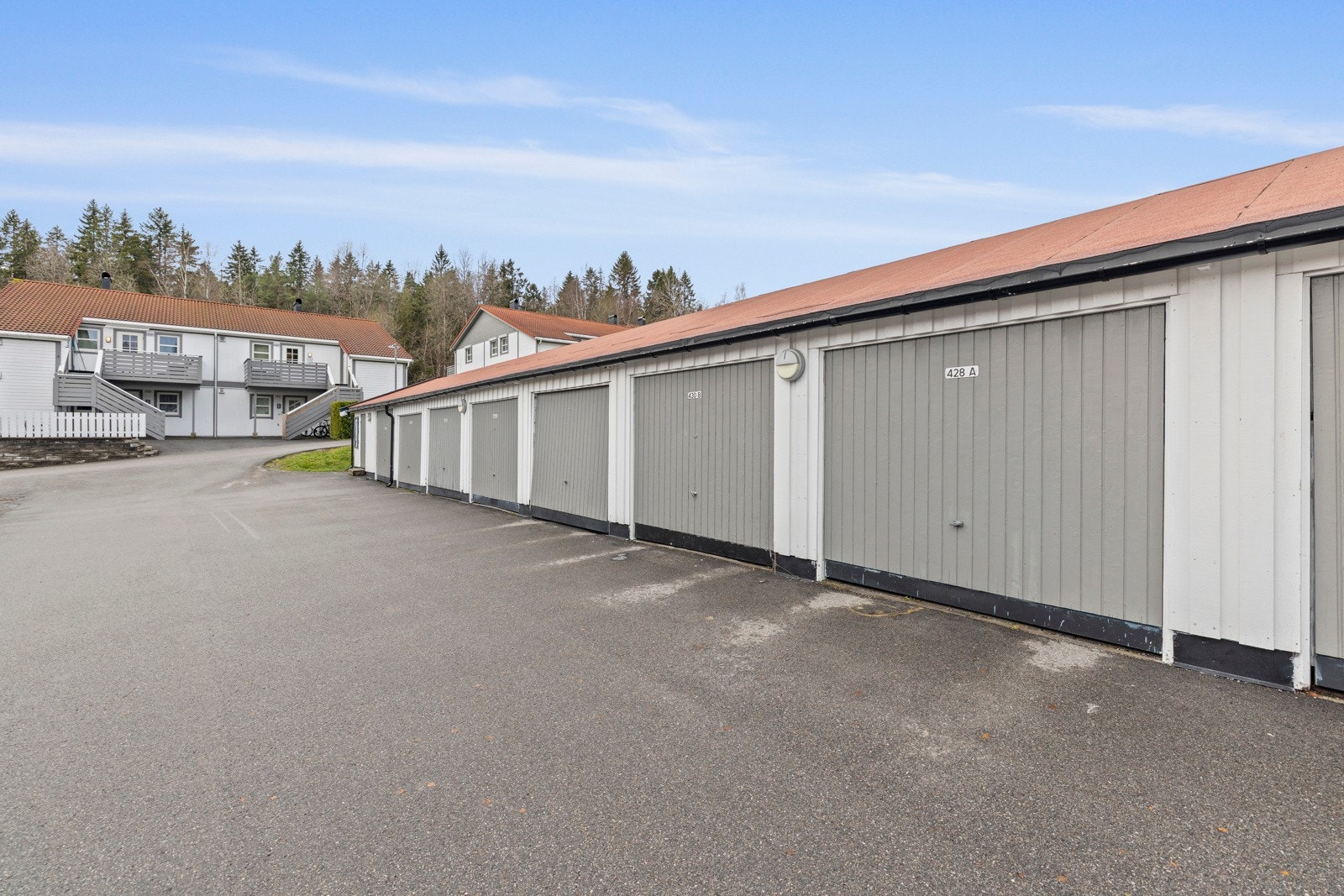 Det medfølger en biloppstillingsplass i garasjerekke. Galleribilde