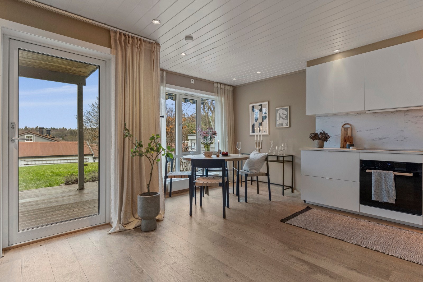 Her er det også plass til spisebord, som gir en naturlig soneinndeling av oppholdsrommet. Galleribilde