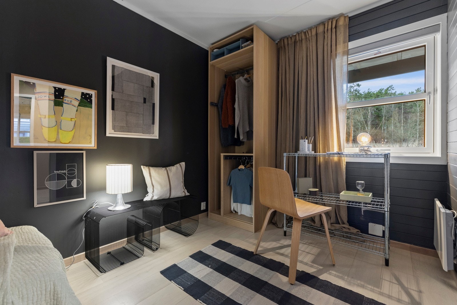 Rommet kan enkelt innredes etter egne preferanser, enten det er behov for et hjemmekontor, en koselig TV-stue, barnerom eller et komfortabelt gjesterom. Galleribilde