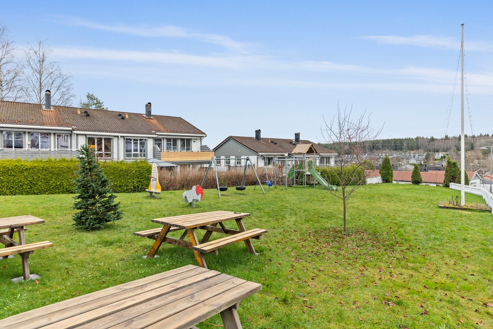 Her bor du med kort gangavstand til både T-bane og lokalsenter, samtidig som større kjøpesentre og servicetilbud kun ligger få minutter unna med bil. Galleribilde