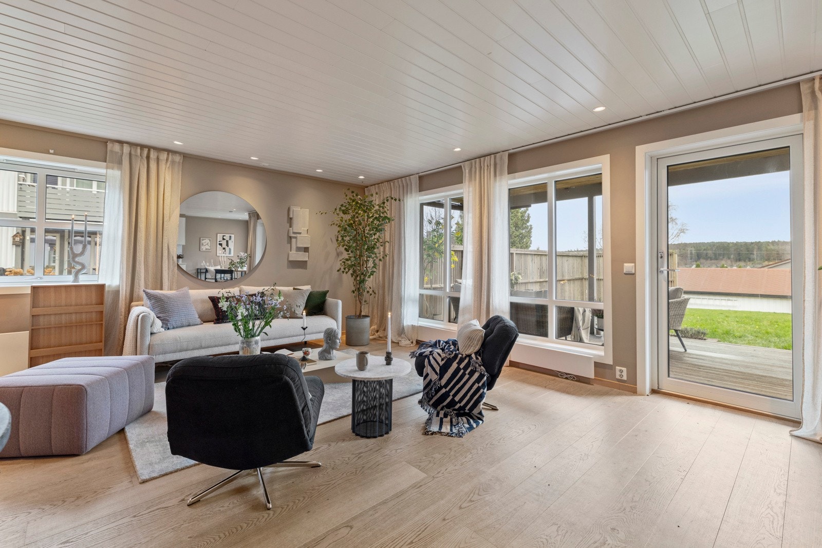 I enden av rommet er det utgang til en koselig markplatting, som på sommerstid oppleves som en forlengelse av stuen. Galleribilde