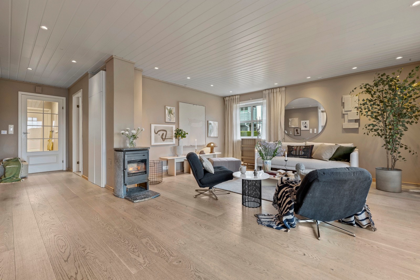 Videre kommer man inn i hall/entré, hvor det er adkomst til 3 soverom og bad. Galleribilde