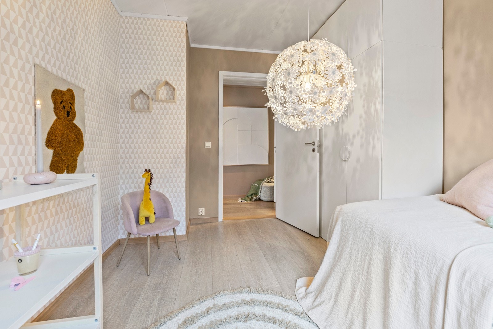 Rommet kan enkelt innredes etter egne preferanser, enten det er behov for et hjemmekontor, en koselig TV-stue, barnerom eller et komfortabelt gjesterom. Galleribilde