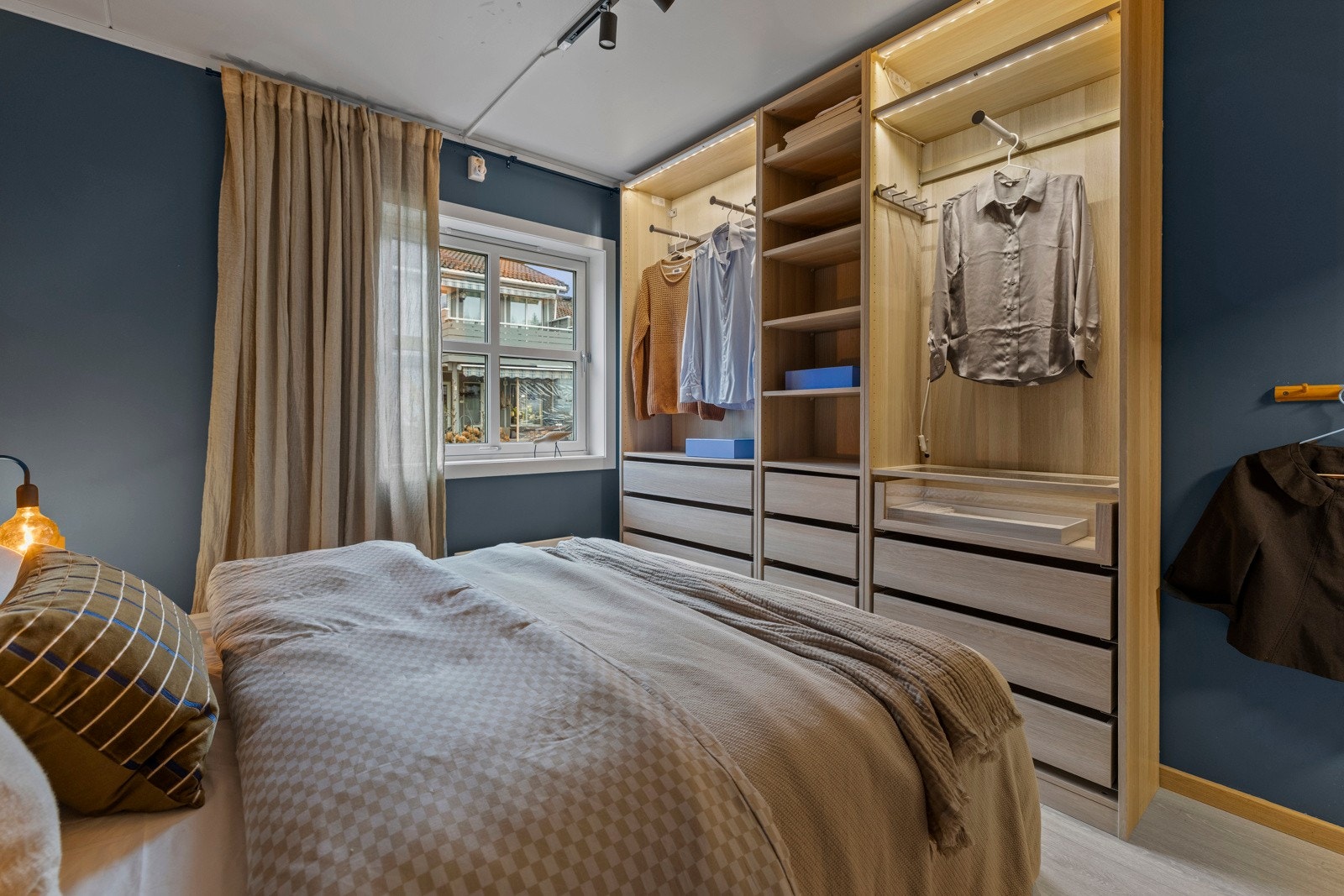 Her god plass til garderobeskap eller ønskelig møblement, som vil gi praktisk oppbevaringsplass for klær og sengetøy, og bidra til et ryddig og organisert rom. Galleribilde