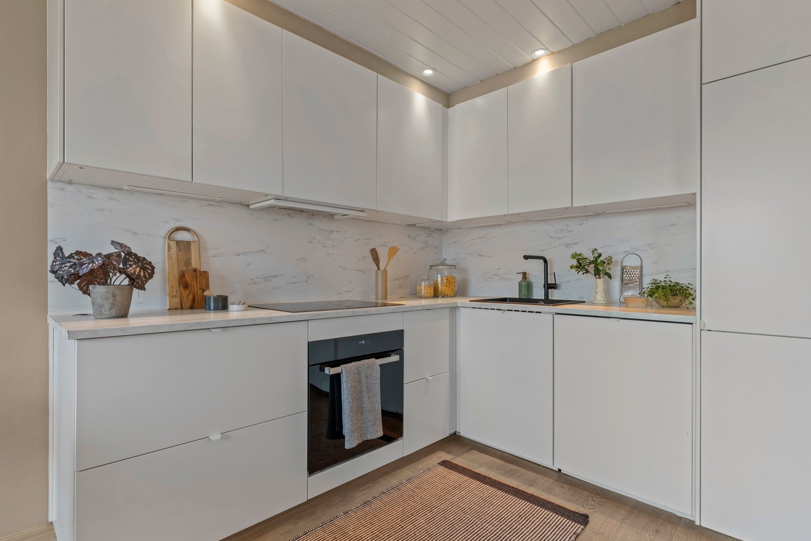 Innbydende, pent IKEA kjøkken fra 2020 med åpen løsning mot stuen. Galleribilde