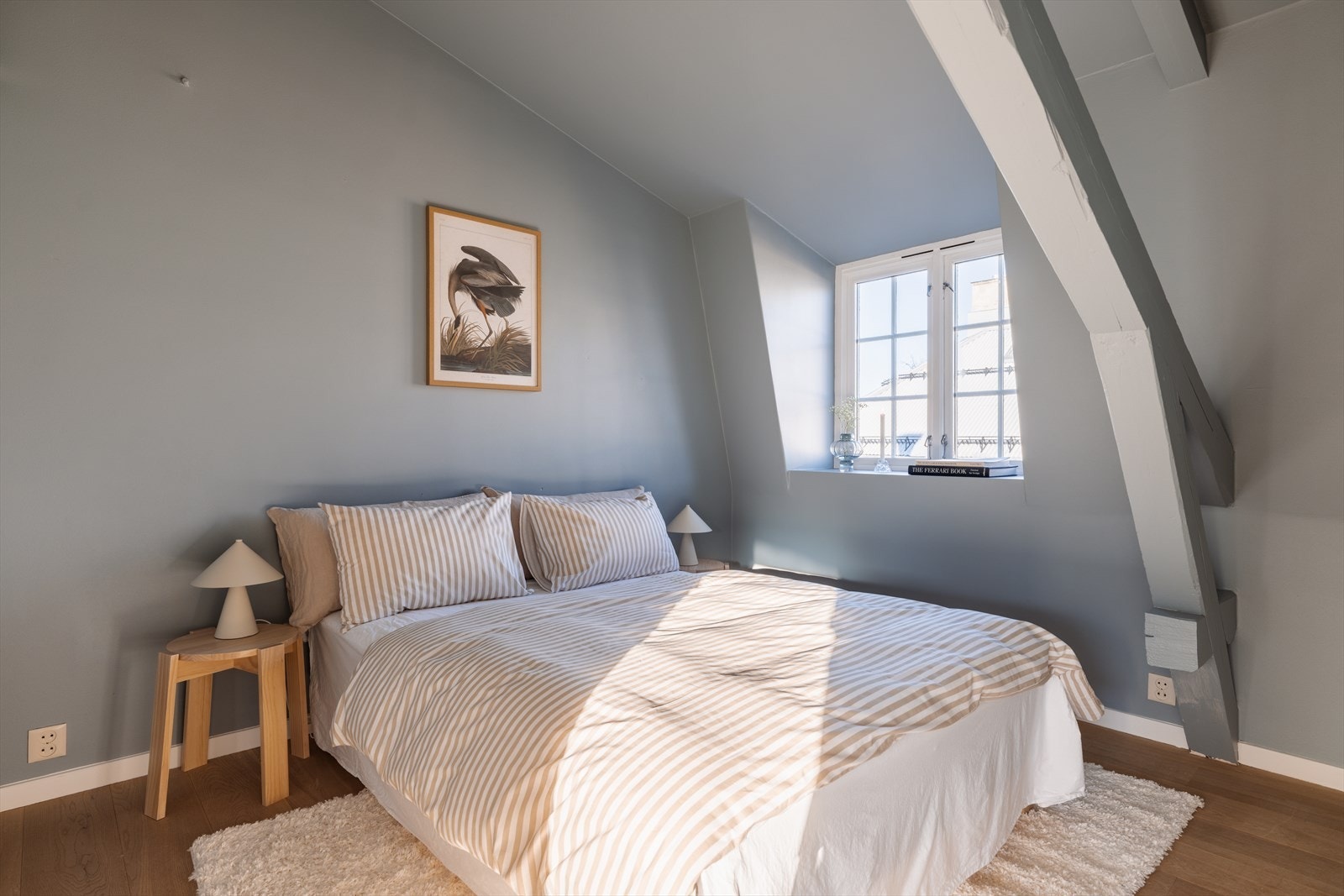 Hovedsoverom med plass til dobbeltseng, nattbord og skap. Galleribilde