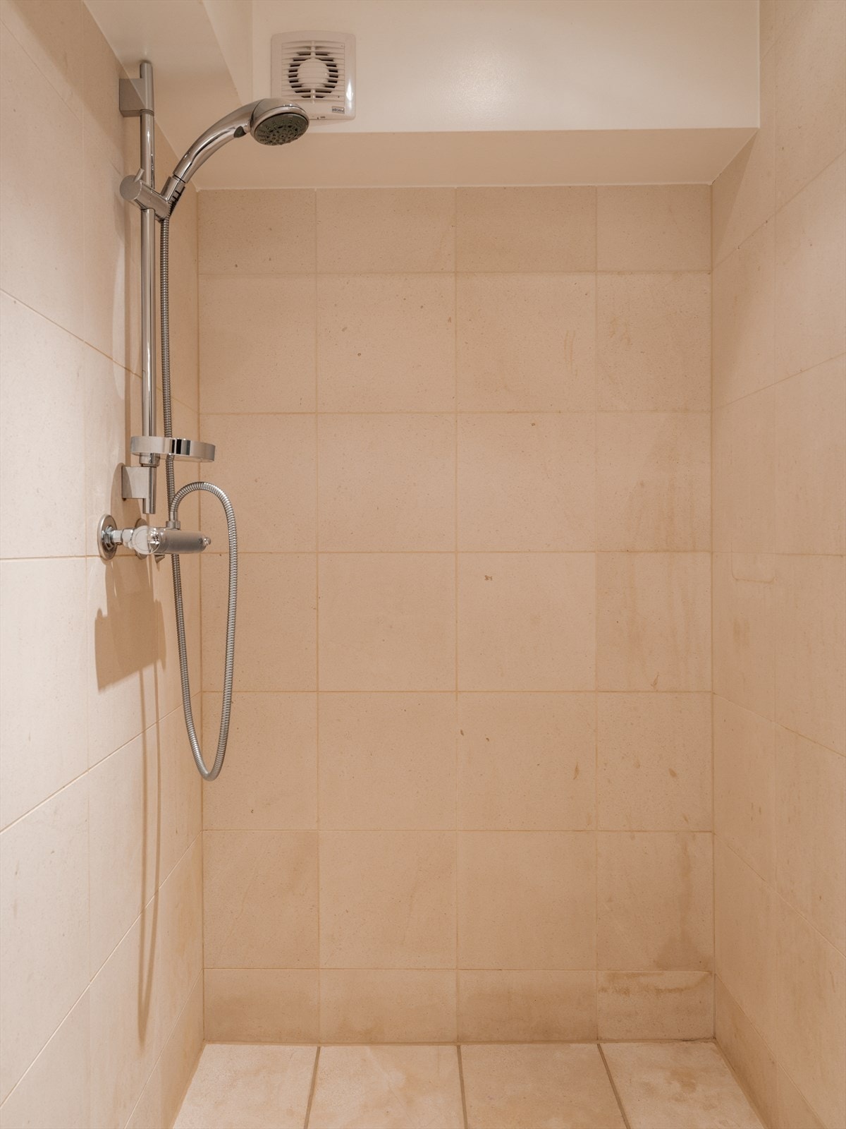 Romslig dusjnisje. Galleribilde