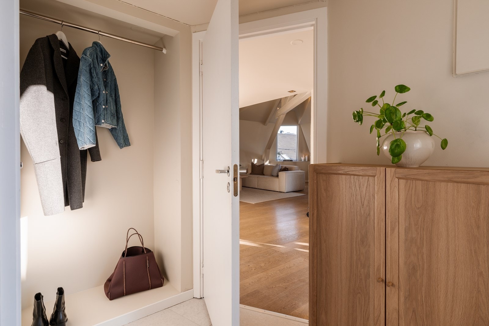 Her har man plass til ytterjakker og sko. Galleribilde