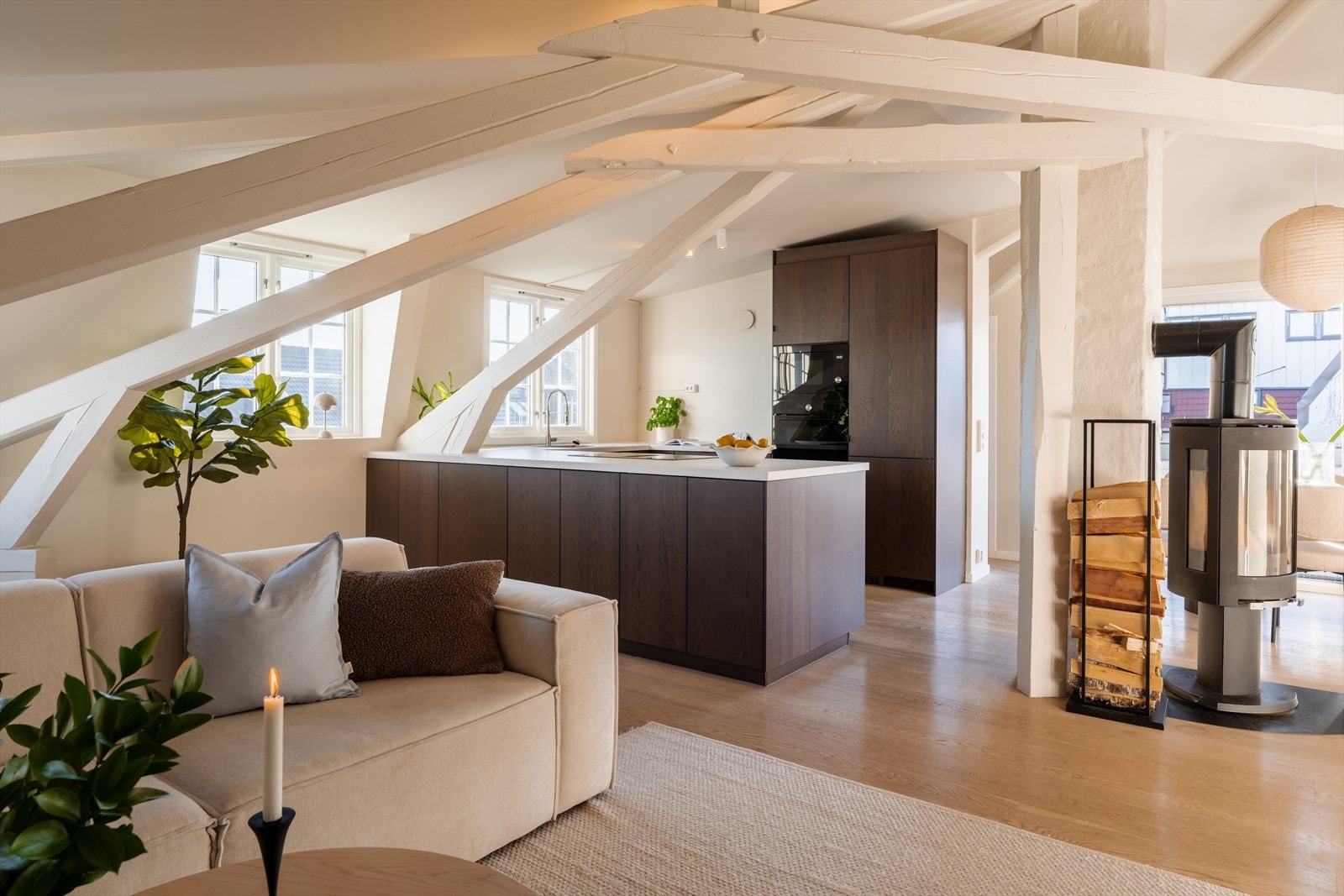 Stort oppholdsrom med god takhøyde og sjarmerende detaljer som synlige bjelker, karnapp og sprosser på vinduene. Galleribilde