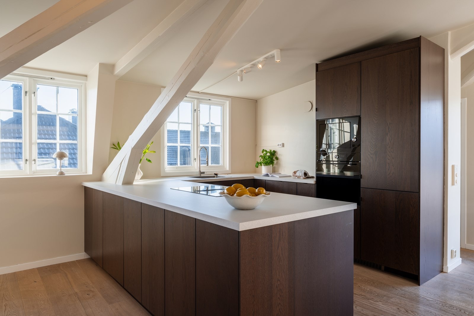 Nyoppusset og rålekkert kjøkken med slette skapfronter og integrerte hvitevarer. Galleribilde