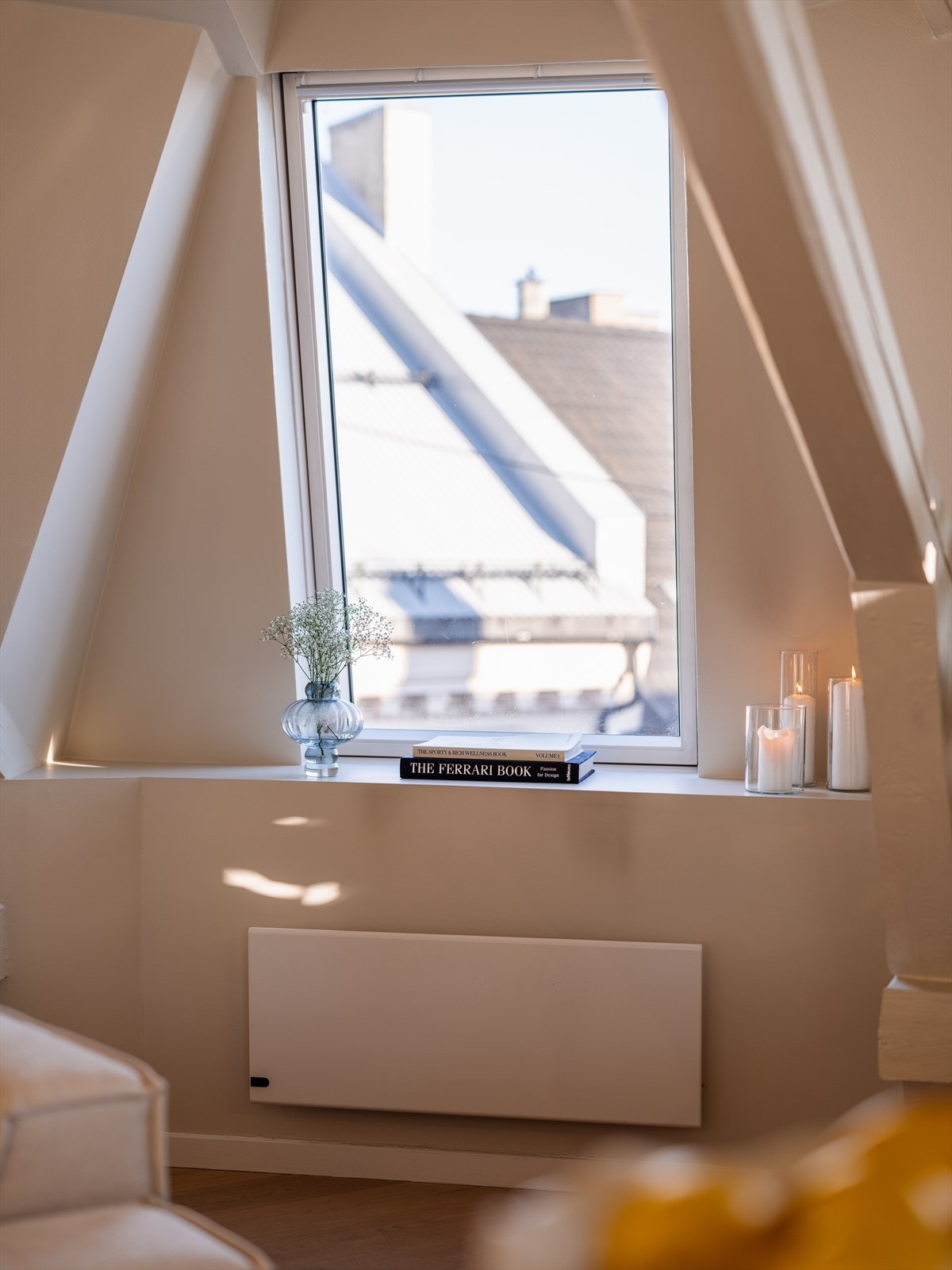 Hjørneplasseringen byr på uvanlig mange vindusflater i forskjellige himmelretninger. Galleribilde