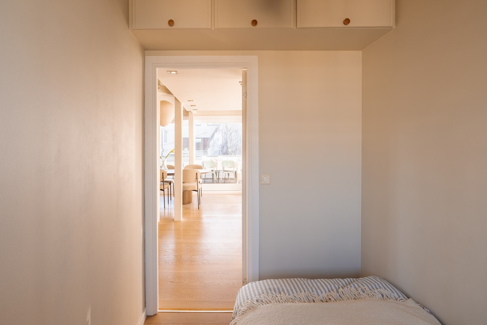 Legg merke til de vegghengte skapene over dør. Galleribilde