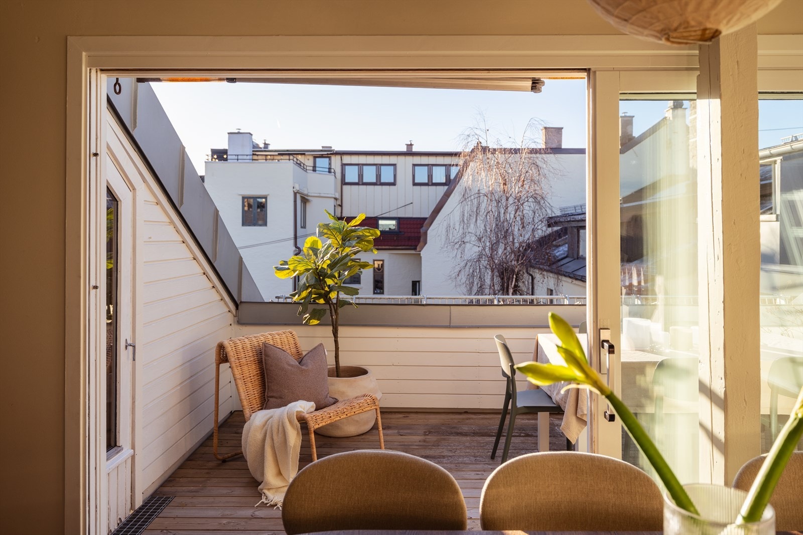 Stor skyvedør som kan trekkes til side. Dette gjør at takterrassen oppleves som en forlengelse av stuen om sommeren. Galleribilde