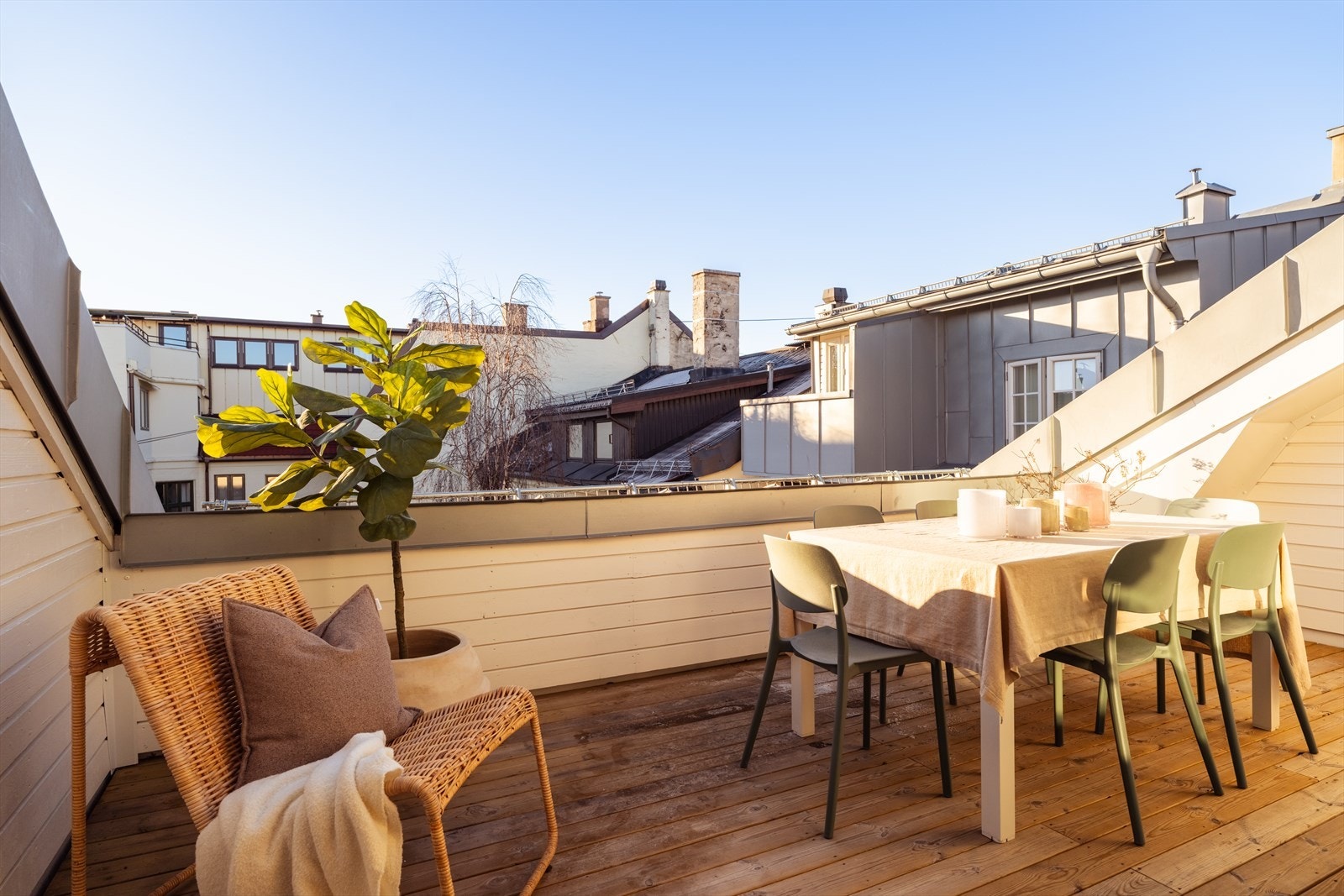 Her har man god plass til diverse utemøbler, spisebord og grill. Svært gode solforhold med sol fra morgen til kveld om sommeren. Galleribilde