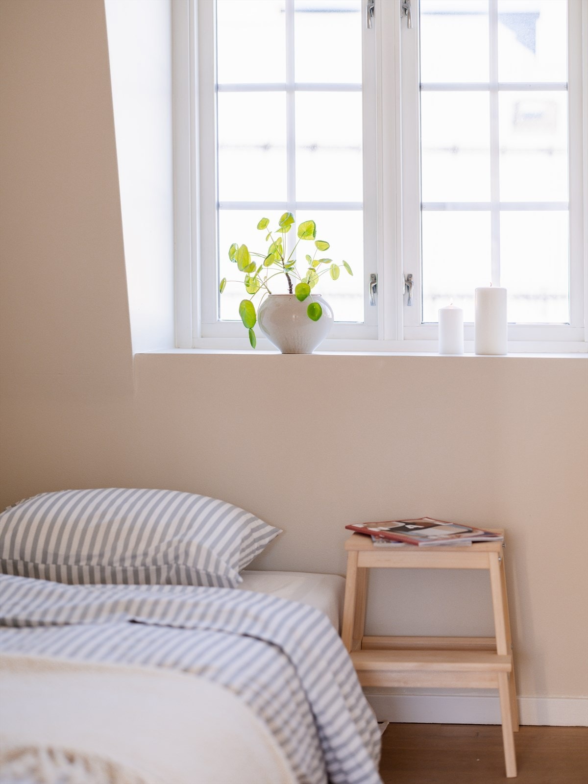 Store vindusflater og dype vindusflater går igjen i de fleste rom. Galleribilde