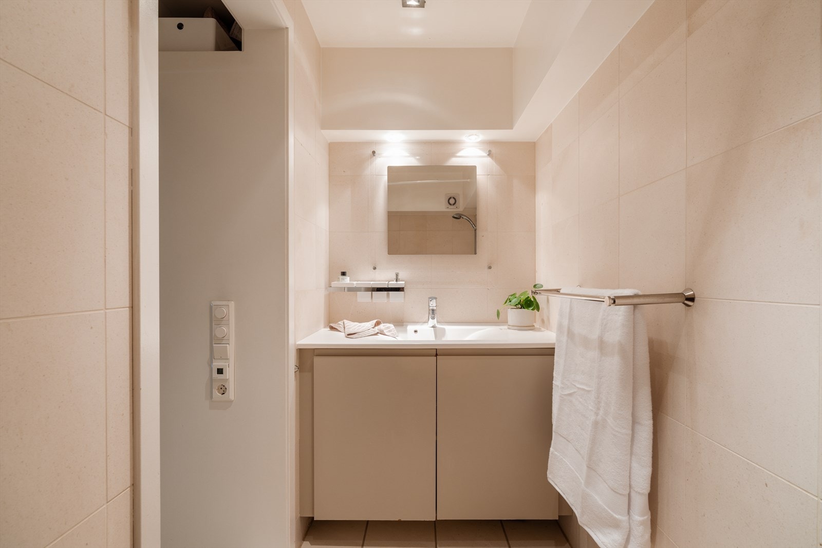 Dusjrom med servant og dusj. Galleribilde