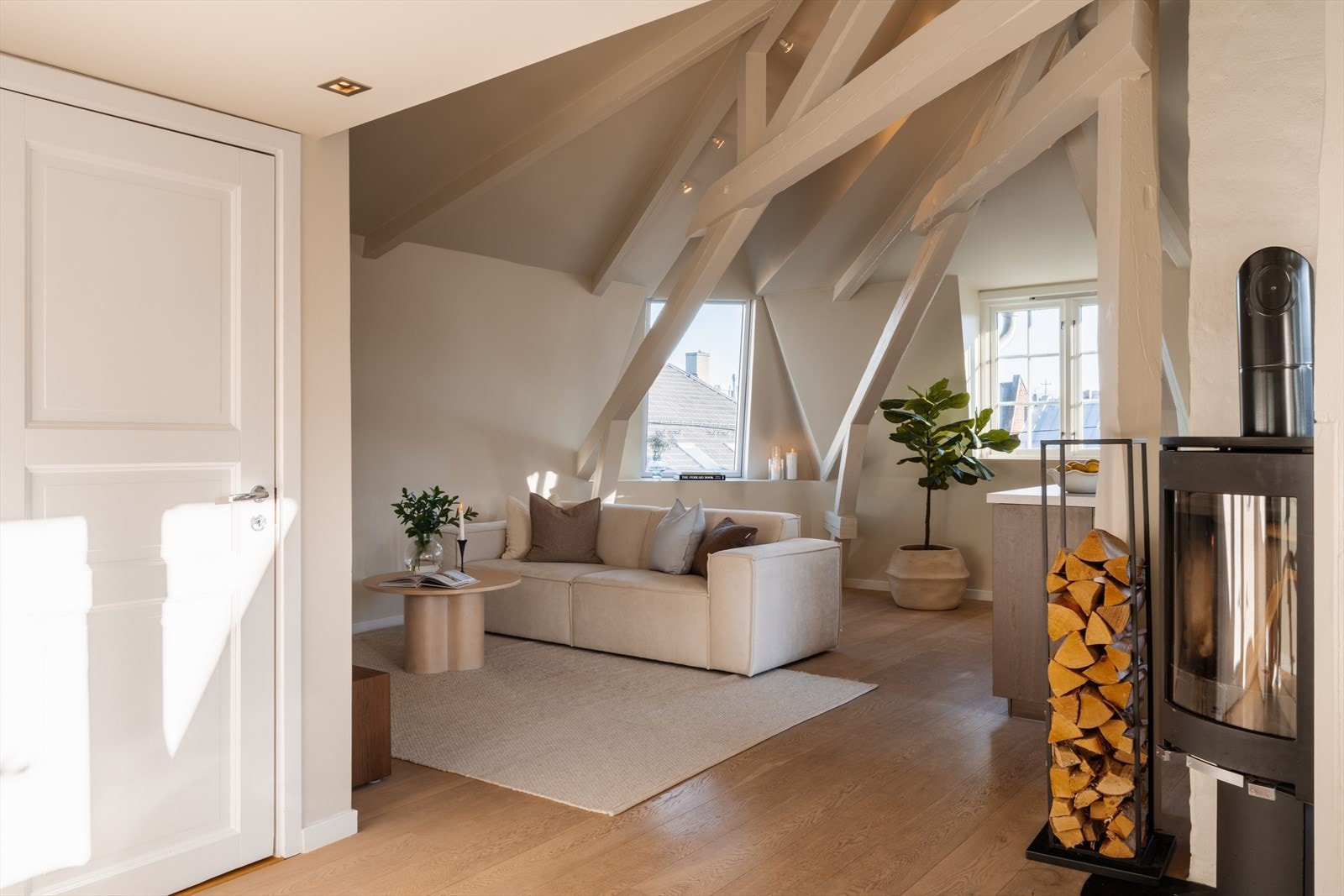 Legg merke til peisen med glassfelter som kan vendes både mot sofagruppe og spisebord. Galleribilde