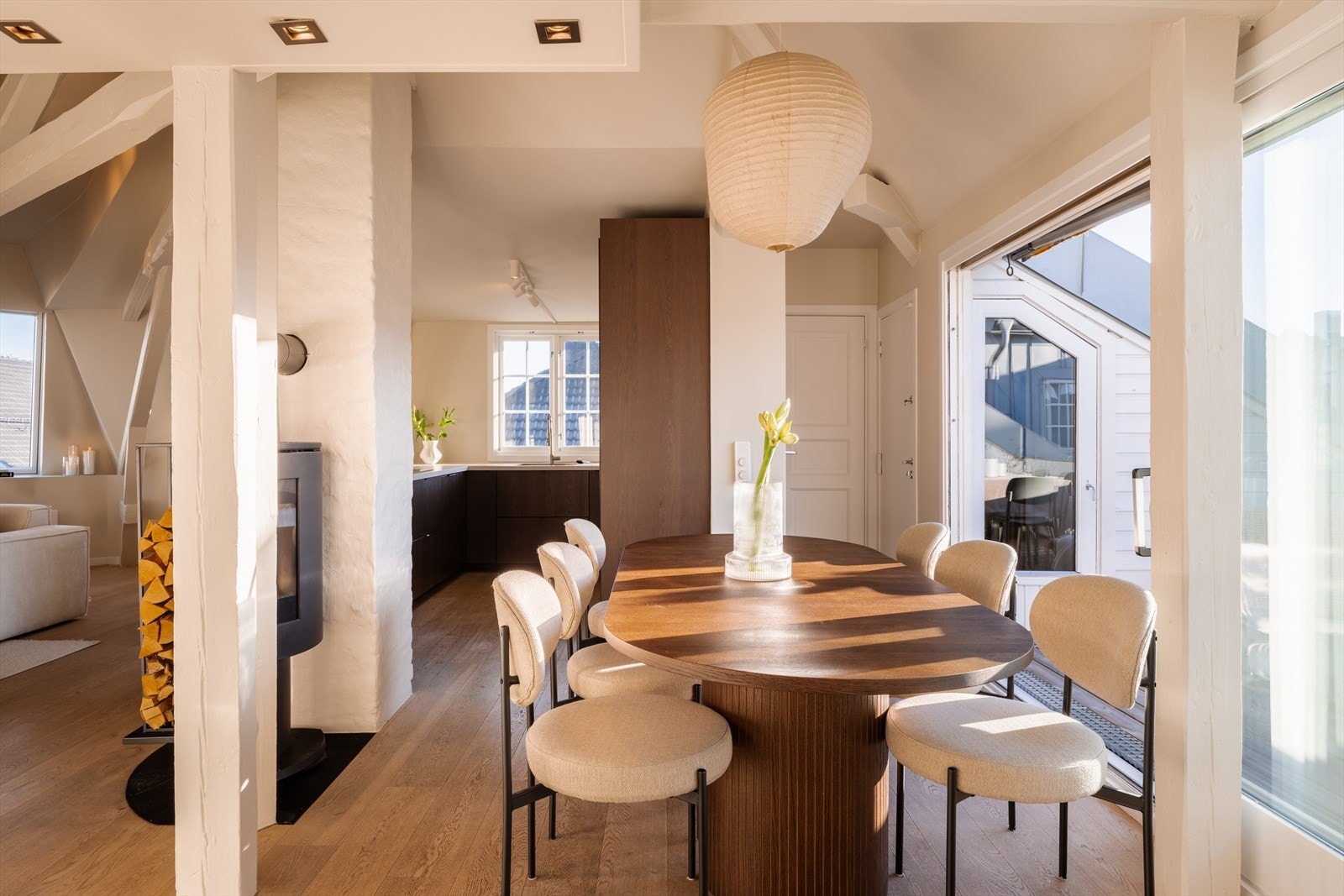 Leiligheten ligger i byggets toppetasje og er en hjørneleilighet. Galleribilde