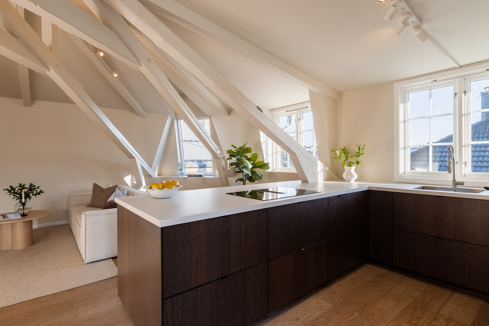 Det er god skap- og benkeplass. Praktisk og sosialt med åpen løsning mellom kjøkkenet. Galleribilde