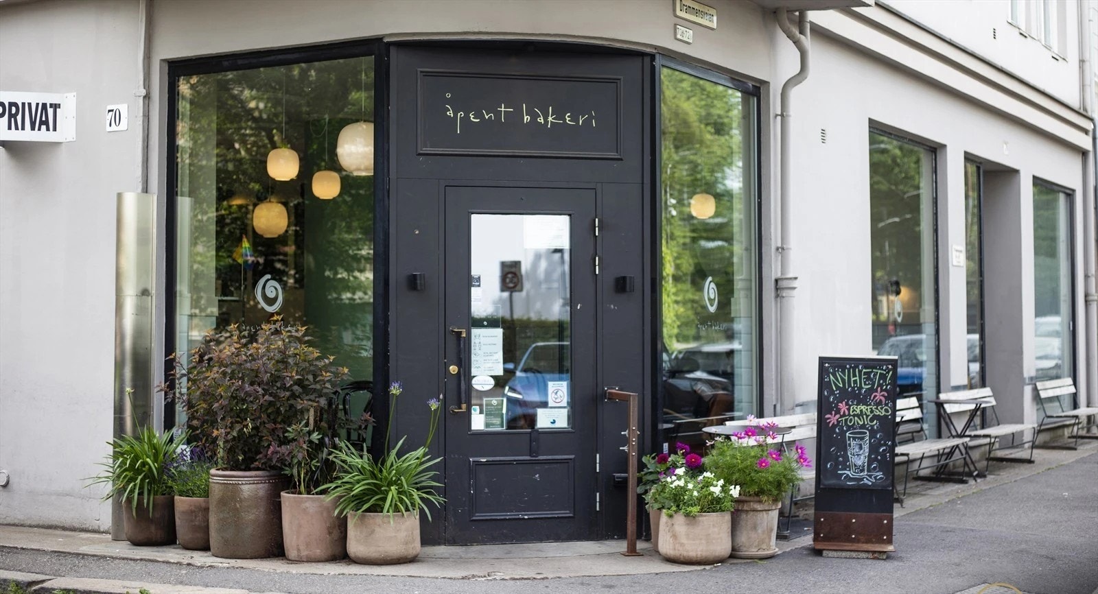 Skillebekk er et ettetraktet og rolig boligområde med flere hyggelige kaféer og spisesteder. Galleribilde