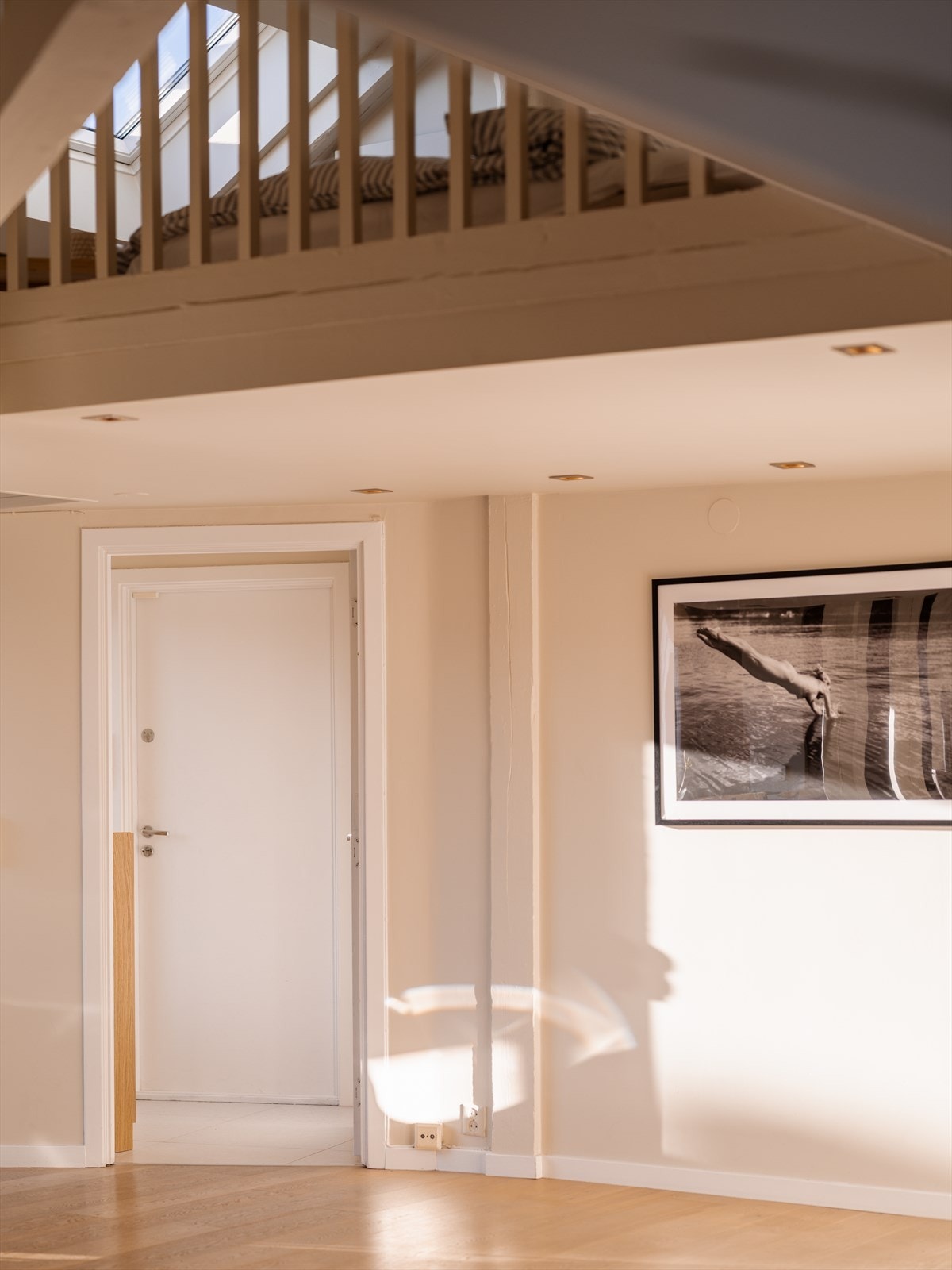 Leiligheten "bader" i lys! Døren til venstre i bildet går til yttergang. Galleribilde