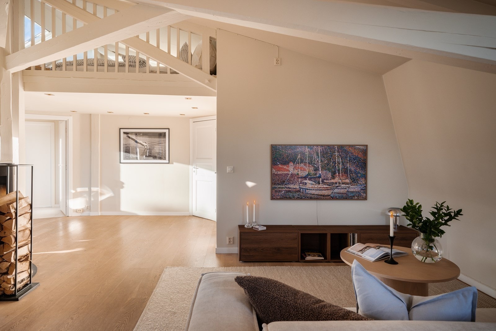 Koselig TV-krok med naturlig plass til TV-benk og stor sofagruppe ovenfor. Galleribilde