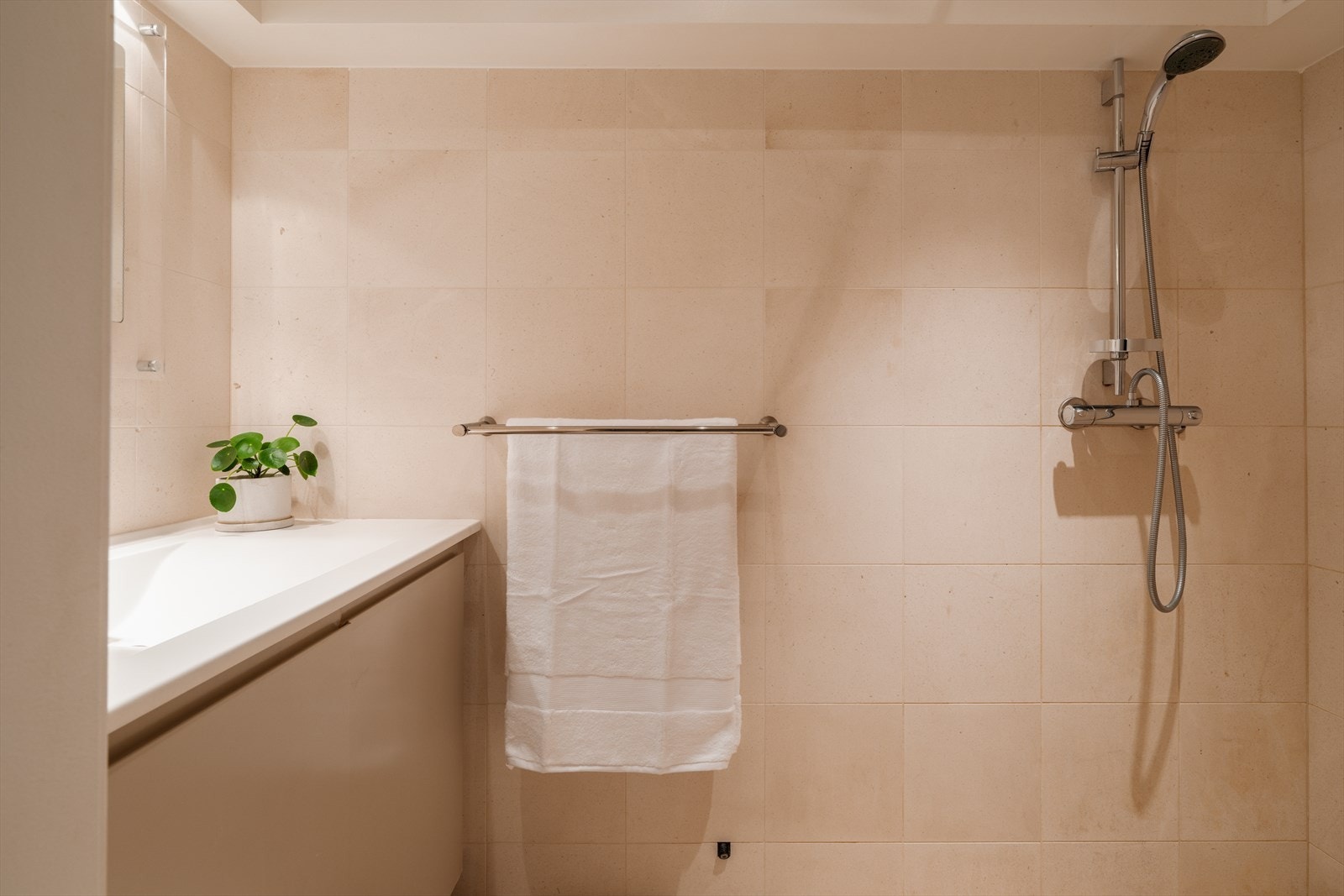 Det er gulvvarme og downlights i tak. Galleribilde