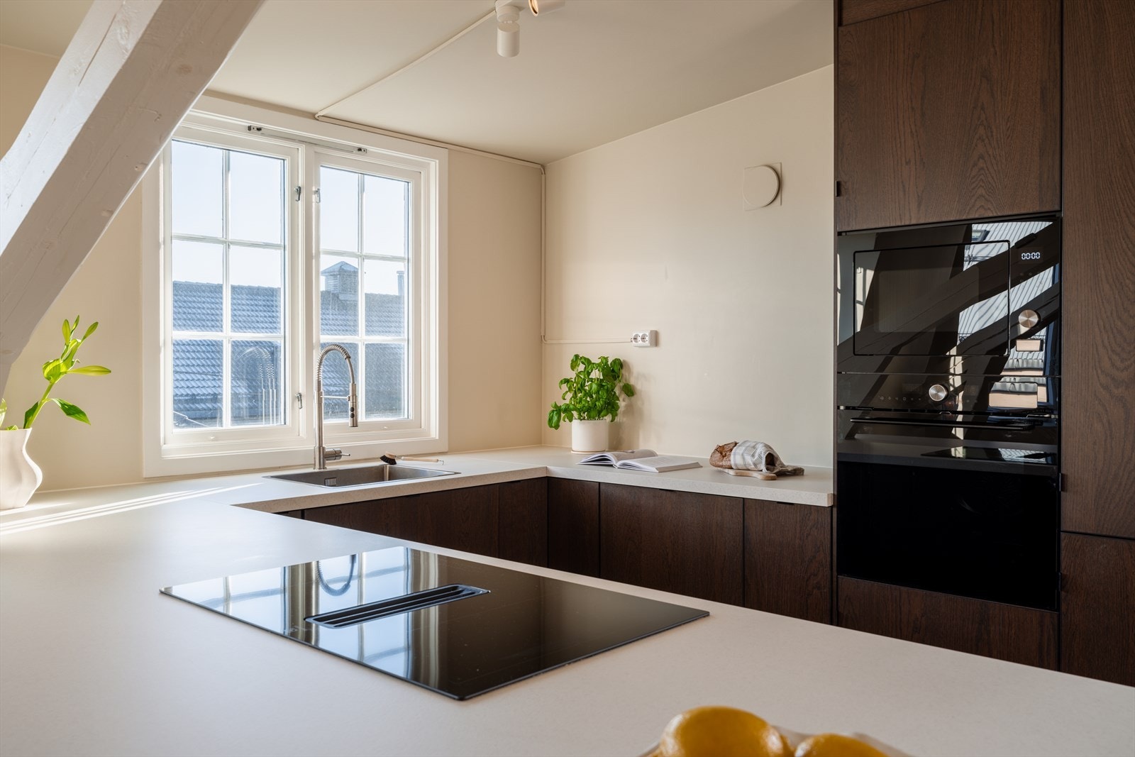 Det er god skap- og benkeplass. Praktisk og sosialt med åpen løsning mellom kjøkkenet. Galleribilde