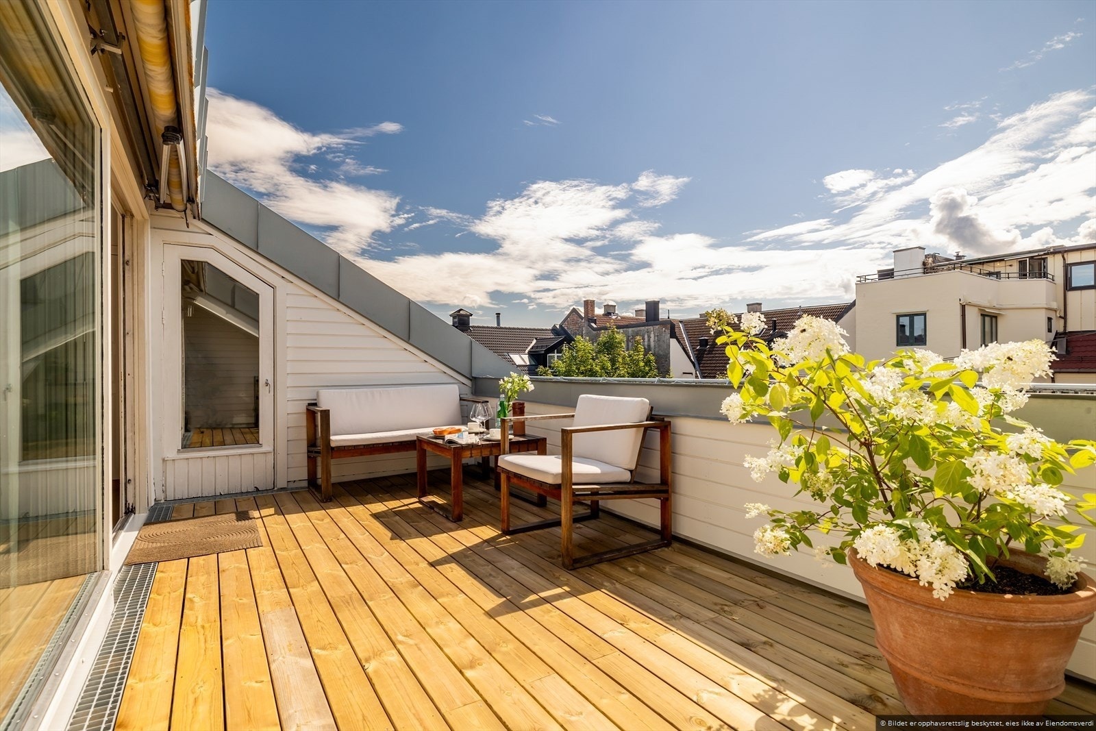 En utrolig lys og sjarmerende hjørneleilighet med stor og solrik takterrasse med sol fra morgen til seint på kveld om sommeren. Galleribilde