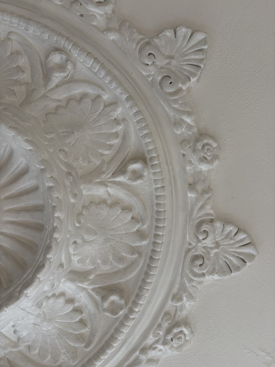 Leiligheten har rosetter og stukkatur Galleribilde