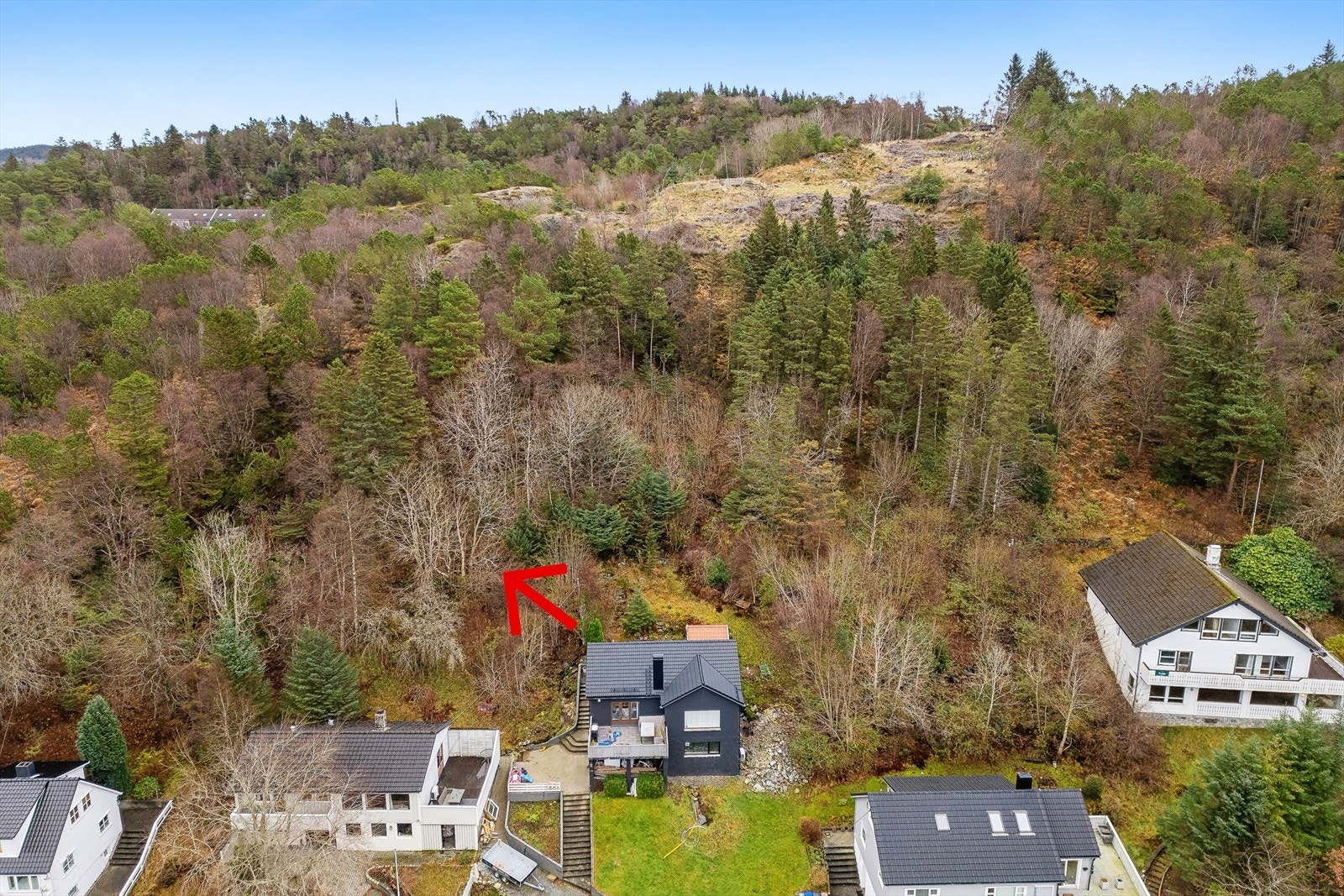 Tomten fremstår som naturtomt i skrånende terreng og har et areal på litt over 2 mål. Galleribilde