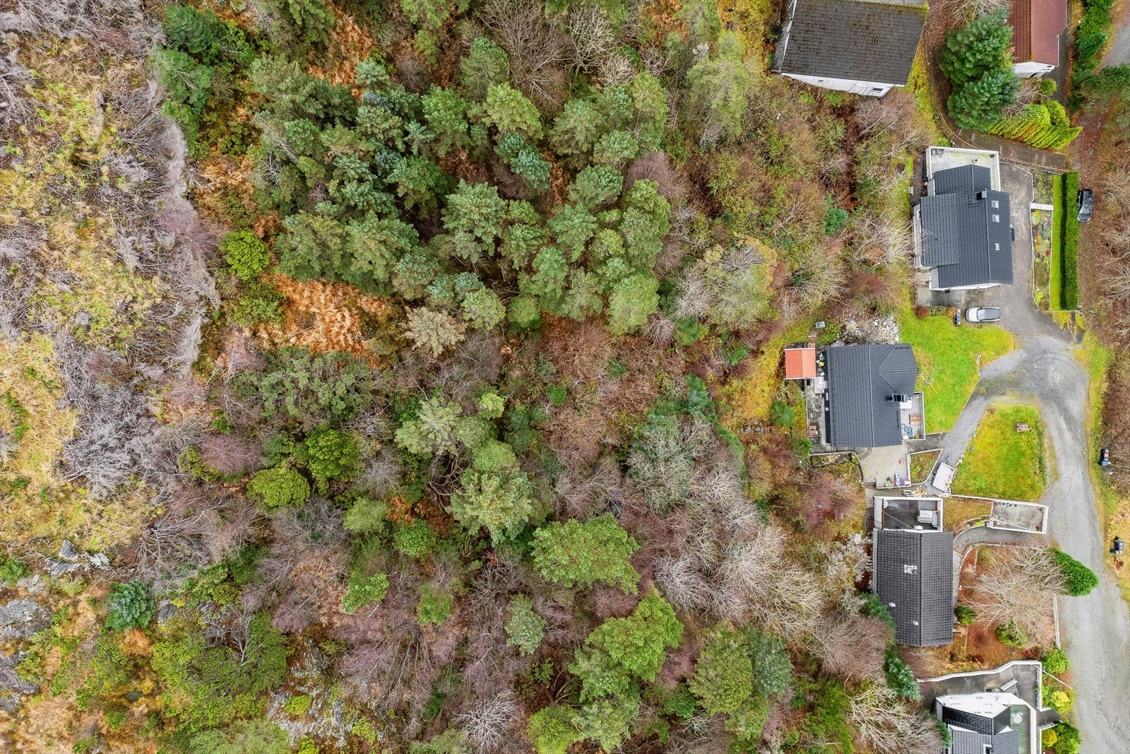 Eiendommen vender mot vest og har fin utsikt og gode solforhold. Galleribilde