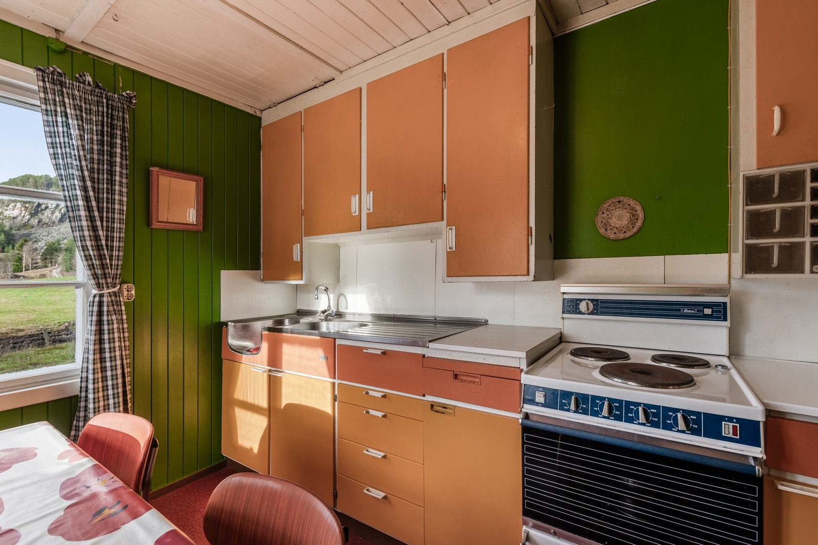 Kjøkken med benkeplate i rustfritt stål og laminat Galleribilde