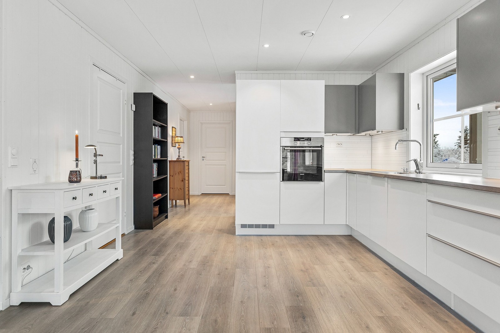 Det er godt med bånde benk- og oppbevaringsplass på kjøkkenet! Galleribilde