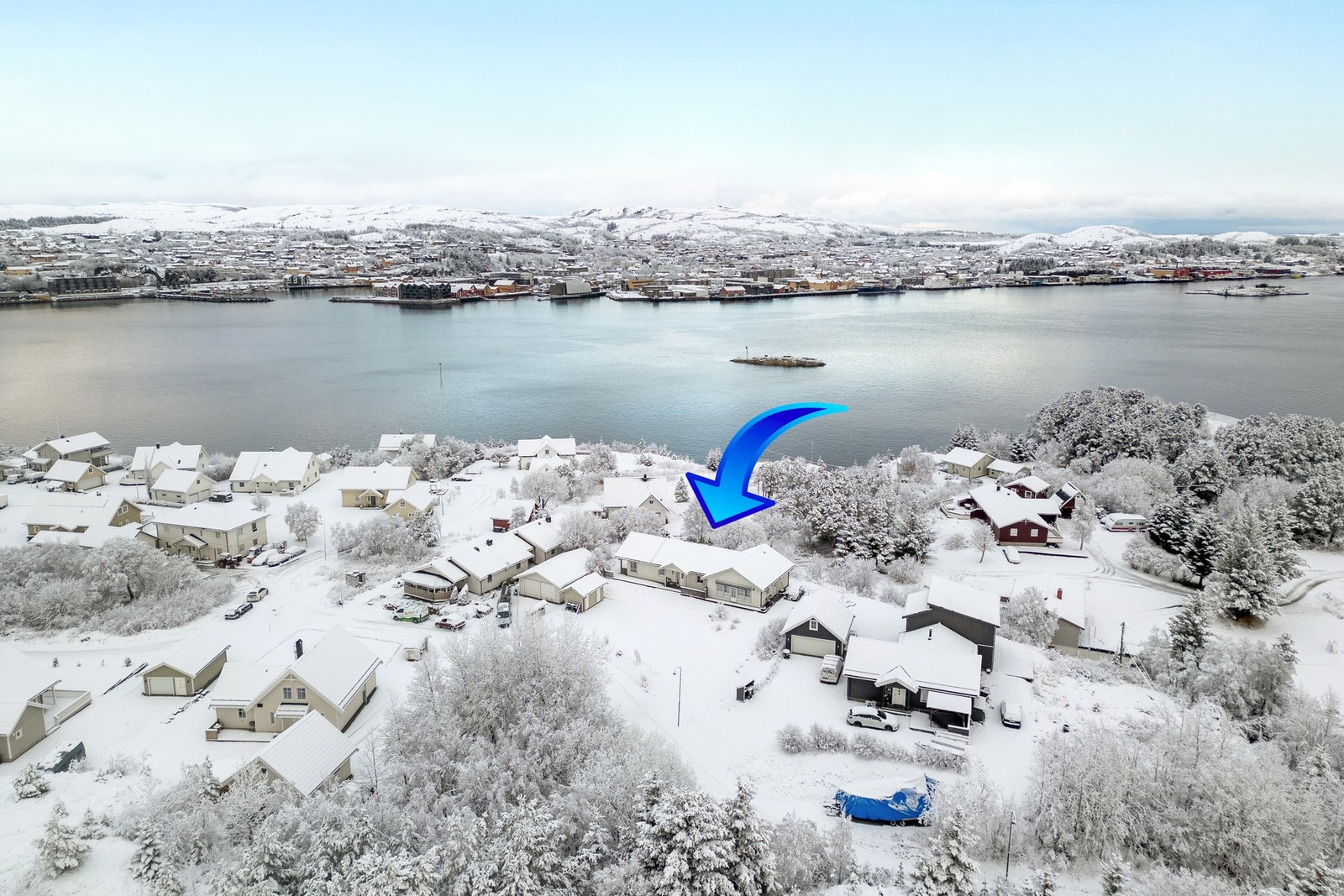Barnevennlig beliggenhet. Det er ca 4,7 km kjøring inn til Rørvik sentrum der de fleste fasiliteter som skoler, barnehager, matbutikker, restauranter er lokalisert. Galleribilde