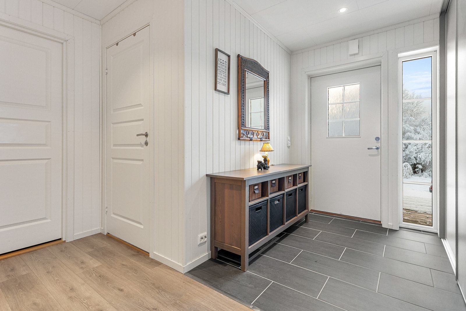 Entré/gang - ca 10,5 kvm. Utstyrt med skyvedørsgarderobe. Downlights og flis. Galleribilde