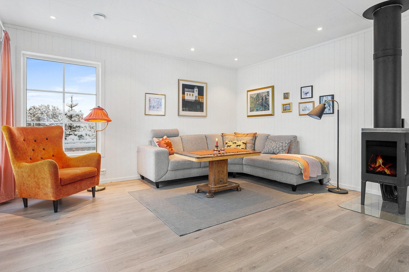 Sammen med flere vindu som slipper inn godt med dagslys, sørger også downlights for en god grunnbelysning. Galleribilde