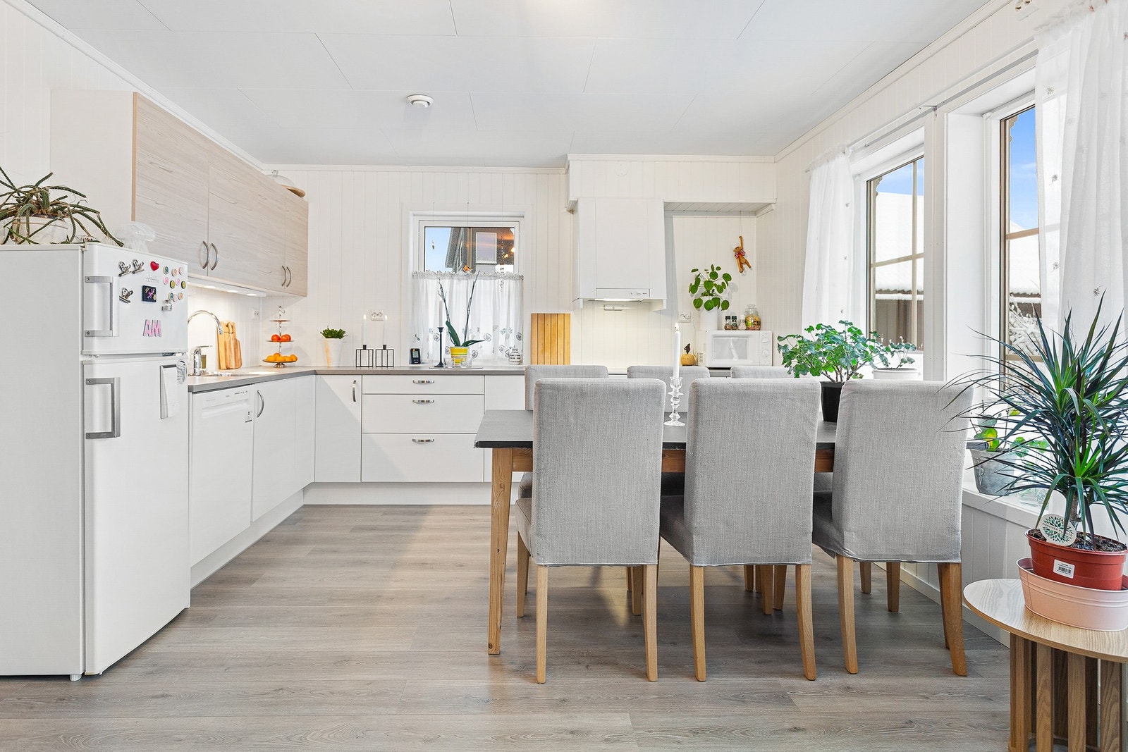 Utleie. Pen kjøkkeninnredning med integrert oppvaskmaskin, samt avsatt plass for kjøleskap og komfyr Galleribilde