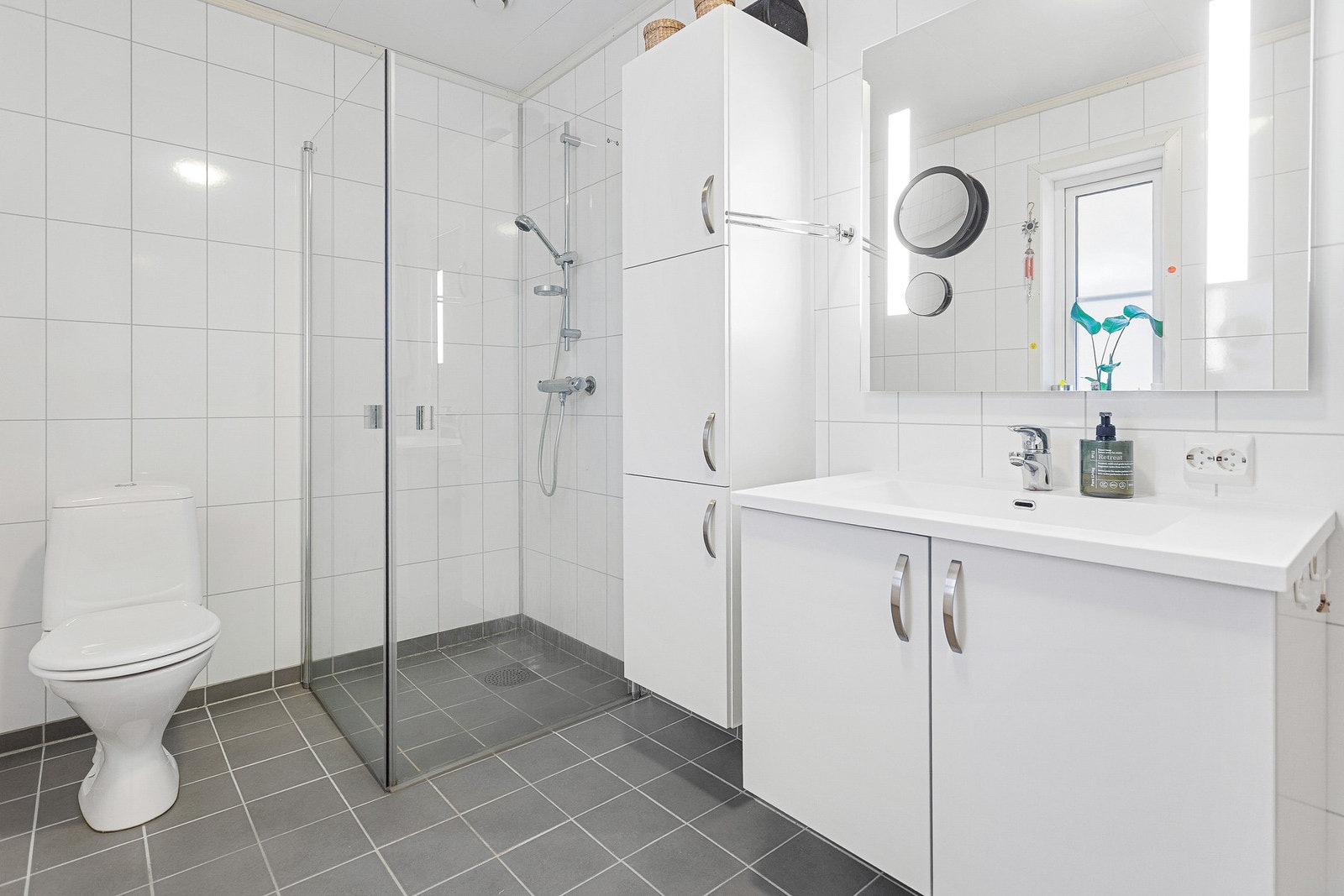 Utleie. Bad - 7,5 kvm. Flislagt gulv med varme. Utstyrt med servantskap, toalett og dusjdører Galleribilde