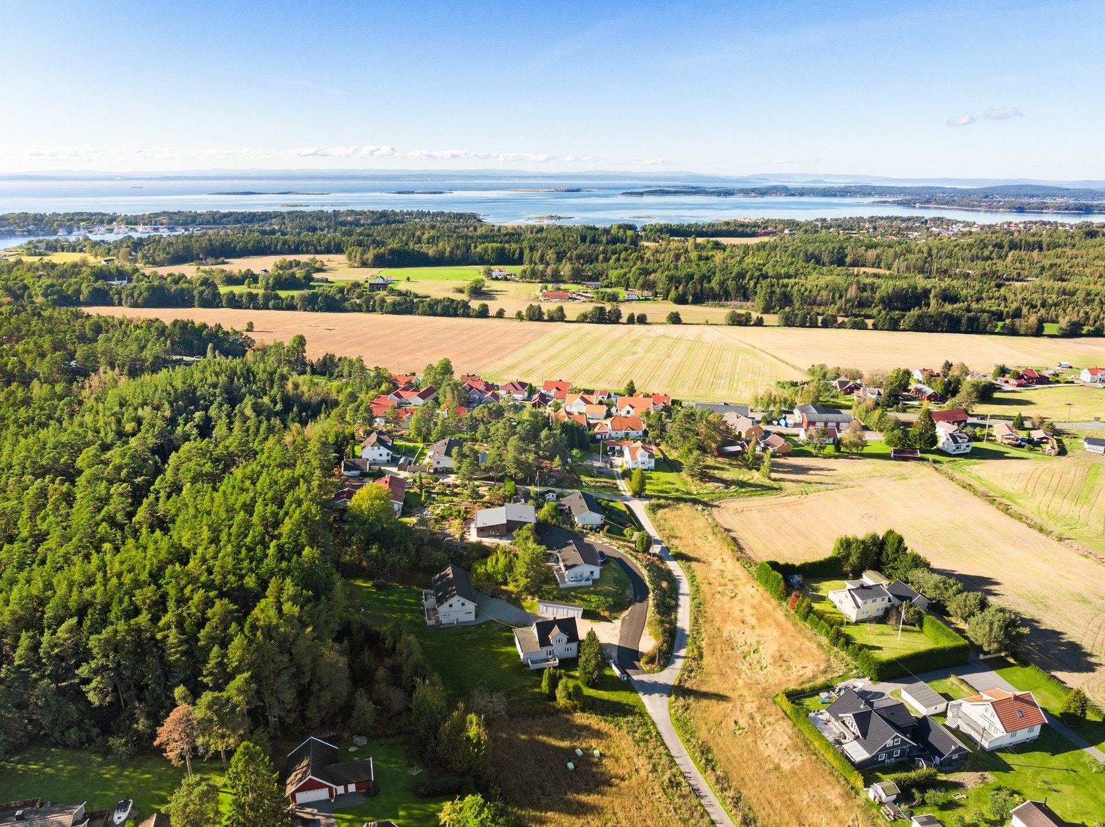 Boligen har en landlig beliggenhet - samtidig er det kort vei til både Fredrikstad, Råde og Rygge Galleribilde