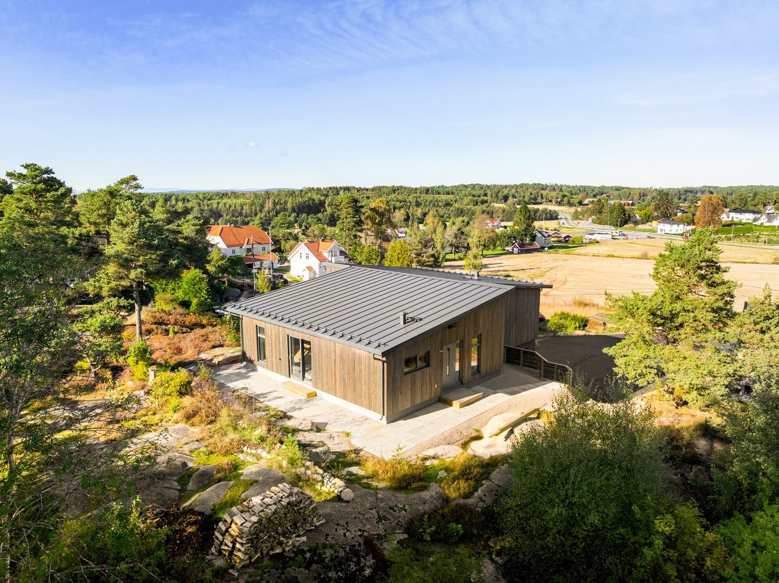 Tilleggsdelen har inngang fra andre etasje - her er det også stenplatting Galleribilde