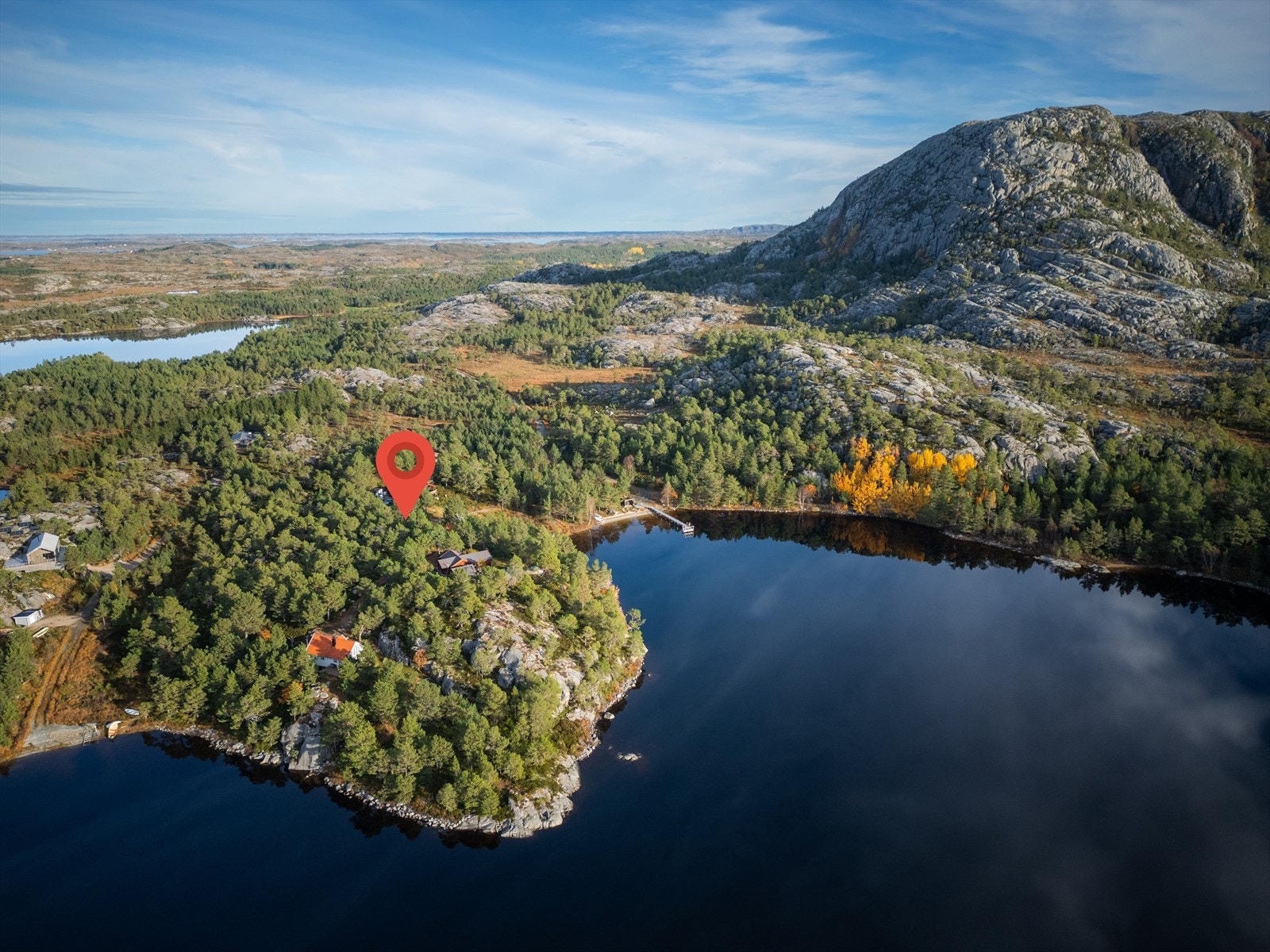 Fra eiendommen er det kort vei til Kvenvær sentrum, hvor du finner dagligvarebutikk (ca. 9 min) Galleribilde