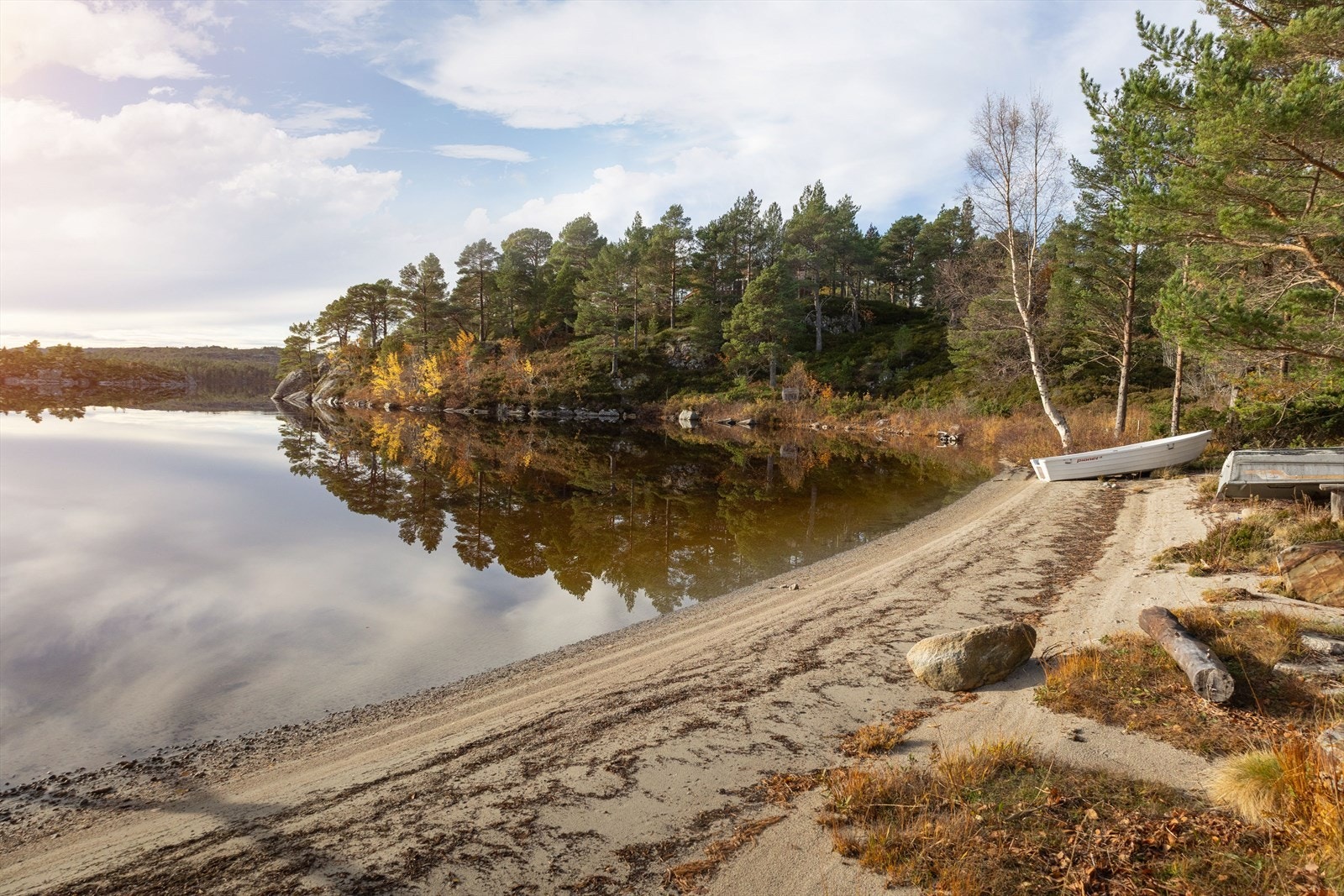 Ved bredden av Sagvatnet finner du en idyllisk strand som innbyr til hyggelige dager med familie og venner. Her kan du nyte sol og frisk luft, ta et forfriskende bad, eller bare slappe av Galleribilde