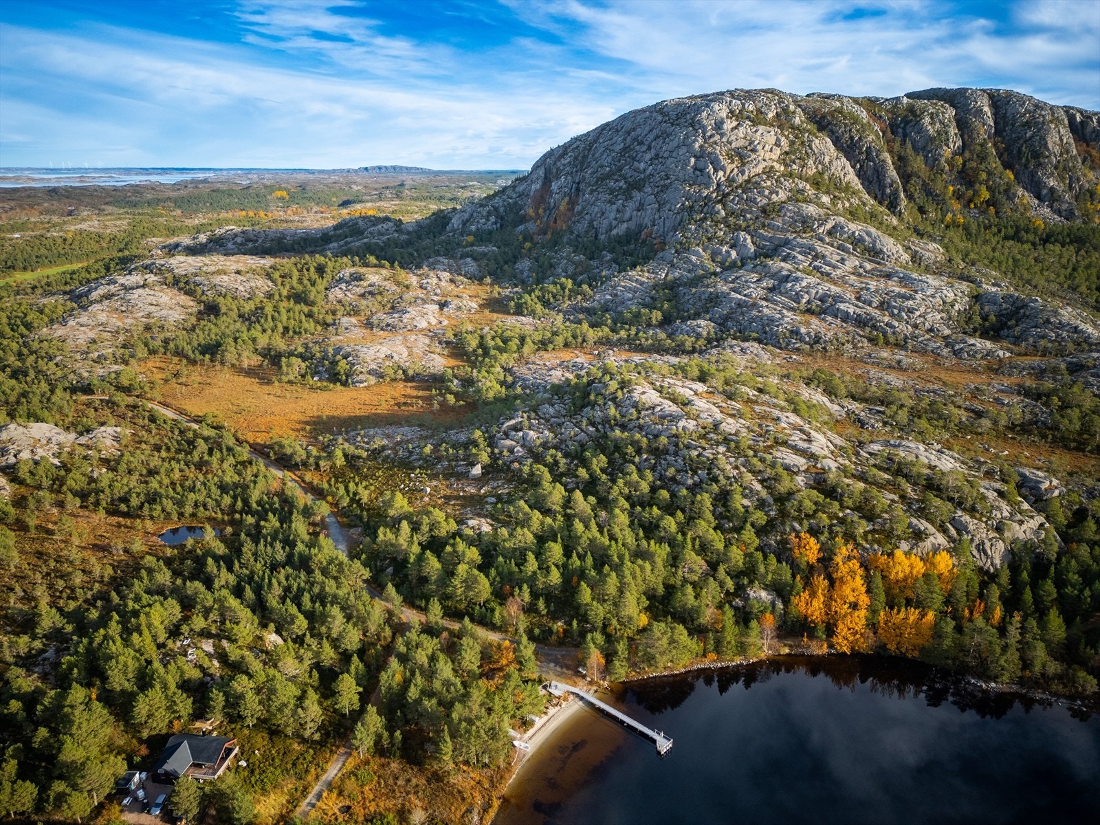 Fra toppen har du kjempeutsikt over Kvenværsøyan i vest, med Smøla, Veiholmen og fyrstasjonen Haugjela på vestsida av Ramsøyfjorden Galleribilde