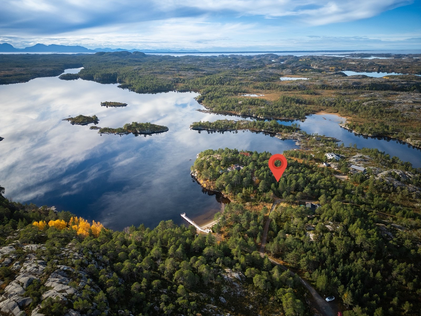 Tomten er beliggende tett mot fiskevann, muligheter for gode fiskeopplevelser Galleribilde