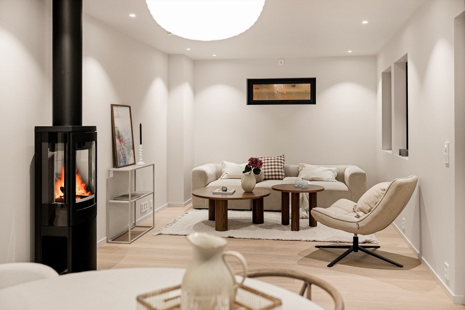 Ved sofakroken finner du en koselig peisovn som skaper varme og stemning på kalde vinterdager. Galleribilde