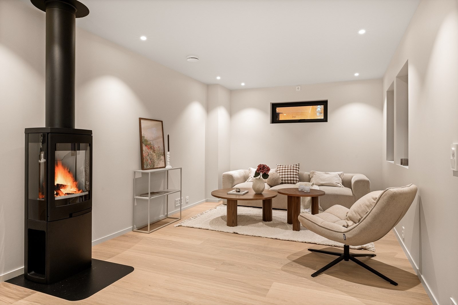 Innvendig er det listefrie løsninger på vinduer og mellom tak og vegger. Galleribilde