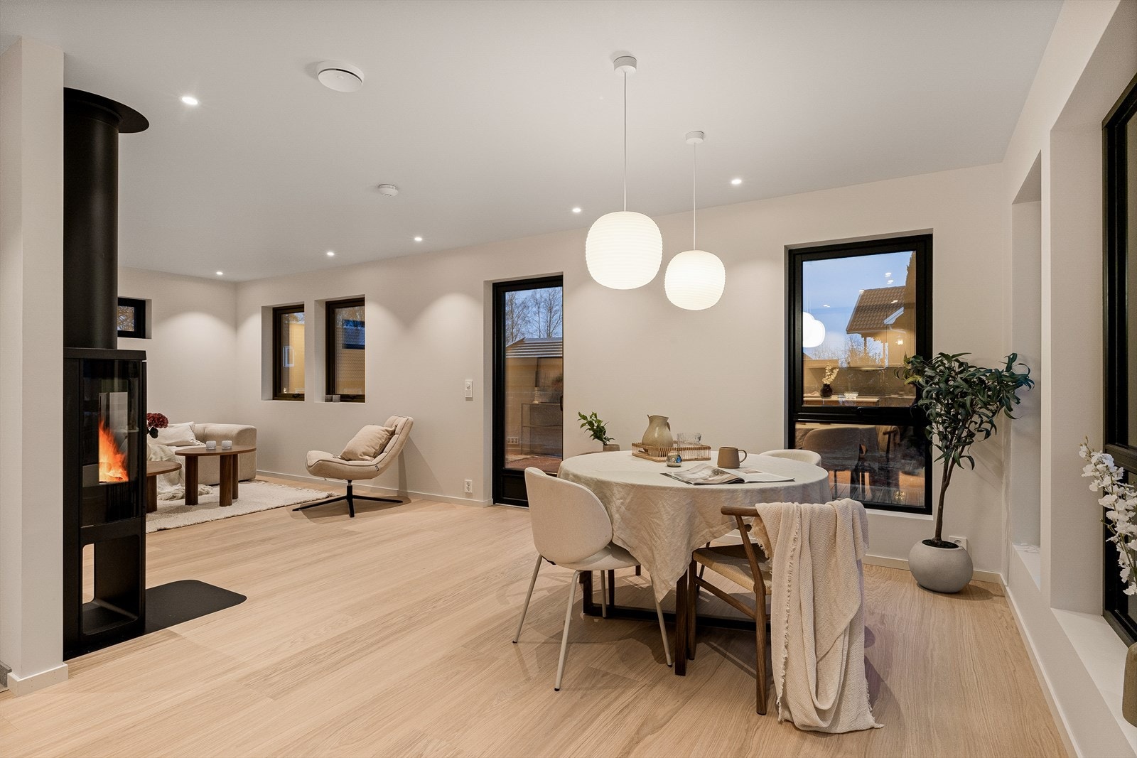 Rommet har store vindusflater som gir rikelig med dagslys. Galleribilde