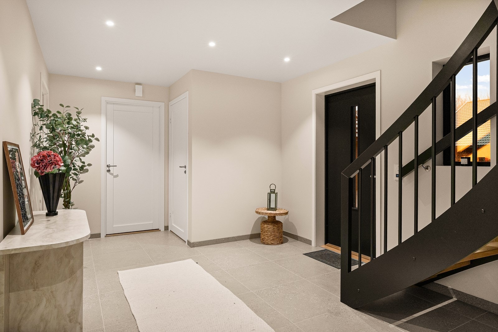 Her er det plass til å henge fra seg yttertøy. Galleribilde